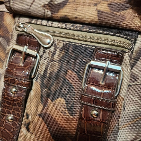 REALTREE CAMOFLAUGE Crossbody With Faux CROC Strap - Picture 5 of 9